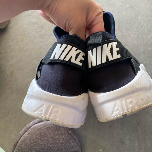 Nike shoes - Picture 2 of 3